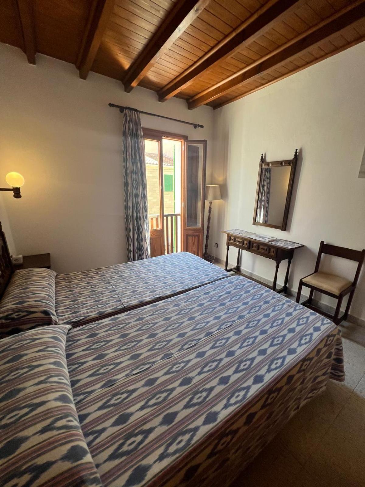 Hostal Restaurante Playa Colonia de Sant Jordi Ngoại thất bức ảnh